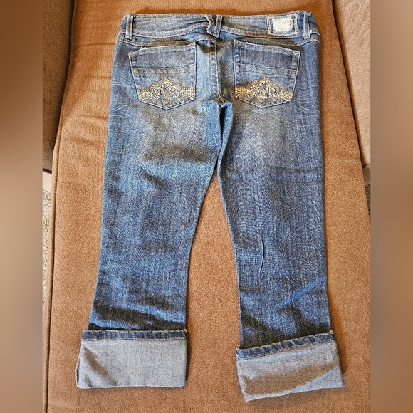 Almost Famous Distressed/Destroyed Low-Rise Cuffed Capri Jeans Size 13 - Picture 7 of 12